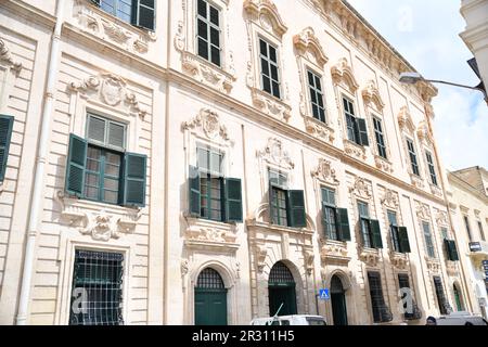 Città vecchia di Valletta architettura balconi finestra chiesa colorata Foto Stock