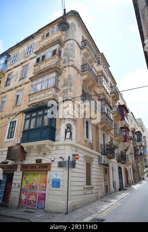 Città vecchia di Valletta architettura balconi finestra chiesa colorata Foto Stock
