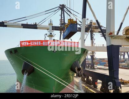 YANTAI, CINA - 22 MAGGIO 2023 - la nave da carico sulla linea 'Belarusian-Wuhan Yangluo Port -- Yantai Port' arriva al porto di Yantai per scaricare il carico, 2 maggio Foto Stock