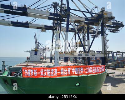 YANTAI, CINA - 22 MAGGIO 2023 - la nave da carico sulla linea 'Belarusian-Wuhan Yangluo Port -- Yantai Port' arriva al porto di Yantai per scaricare il carico, 2 maggio Foto Stock