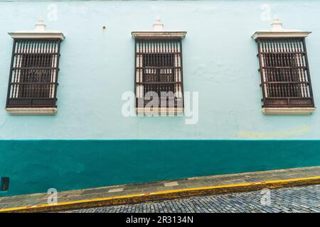 Parete in teal blu in stile duo minimalista con finestre in legno sulla strada Foto Stock