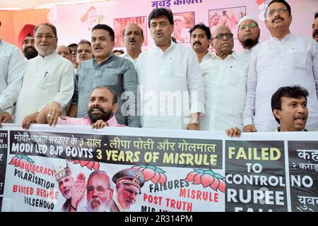 Sanjay Nirupam, Ashok Chavan, Congresso che protesta contro Bharatiya Janata Party, BJP, Mumbai, India, 26 maggio 2017 Foto Stock