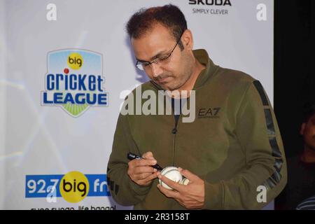 Virender Sehwag, cricket indiano, palla firma, BIG FM Meet, Big Cricket League, Mumbai, India, 12 maggio 2017 Foto Stock