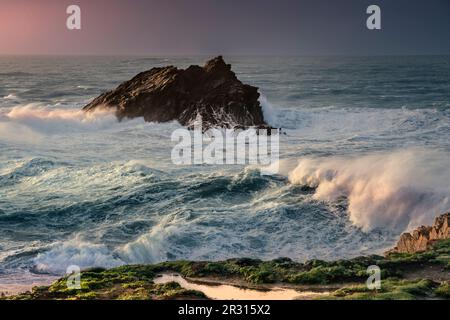 Meteo nel Regno Unito. Mari selvaggi intorno all'isola rocciosa chiamata la roccia dell'oca dell'oca in una giornata burrascosa sopra la costa selvaggia e frastagliata di Pentil Point East a Newquay Foto Stock