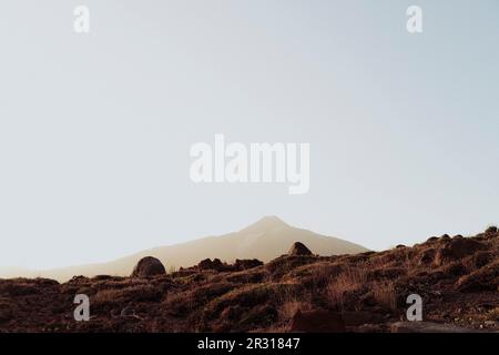 Vista minimalista del Monte Teide contro il cielo blu Foto Stock