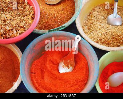 Luang Prabang, Luang Prabang Laos - Gennaio 16 2015: Delizie del mercato mattutino a Luang Prabang - Uno sguardo alla cultura culinaria del Laos da 13 anni A. Foto Stock