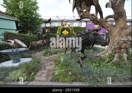 Londra, Regno Unito. 22nd maggio, 2023. Giorno di apertura alla Royal Horticultural Society Chelsea Flower Show 2023. Un giardino in mostra con interessante scultura in legno di driftwood a forma di animali. Chelsea è l'evento di fiori e giardini più prestigioso al mondo. Lo spettacolo di sei giorni attrae circa 168.000 visitatori, inclusi i membri della famiglia reale, ed è il culmine di eventi di fiori e giardini che mostrano giardini all'avanguardia, design all'avanguardia e concetti artigianali, come la settimana della moda di Londra. Il cuore dello spettacolo è il grande padiglione di 12.000 m2, che ospita splendide mostre floreali e di tutto il mondo Foto Stock