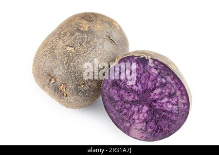Due patate viola, una tagliata, l'altra intera. Isolato su sfondo bianco. Il file contiene il percorso di ritaglio Foto Stock