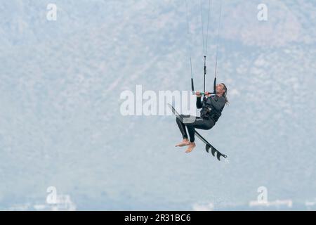 La persona è alzata nell'aria mentre kite surf, Porto Pollensa, Mallorca, Spagna, 19 maggio 2023 Foto Stock