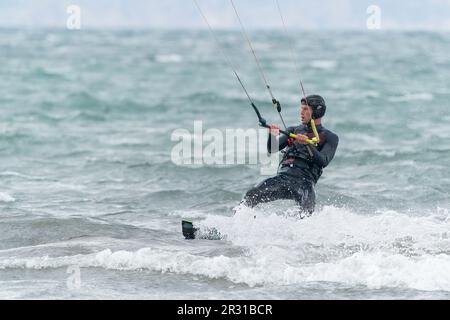 Persona che fa kite surf sul mare, Porto Pollensa, Mallorca, Spagna, 19 maggio 2023 Foto Stock