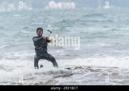 Persona che fa kite surf sul mare, Porto Pollensa, Mallorca, Spagna, 19 maggio 2023 Foto Stock