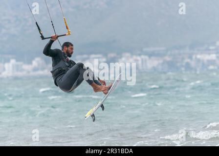 La persona è alzata nell'aria mentre kite surf, Porto Pollensa, Mallorca, Spagna, 19 maggio 2023 Foto Stock