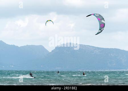 Persona che fa kite surf sul mare, Porto Pollensa, Mallorca, Spagna, 19 maggio 2023 Foto Stock