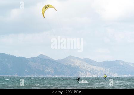 Persona che fa kite surf sul mare, Porto Pollensa, Mallorca, Spagna, 19 maggio 2023 Foto Stock