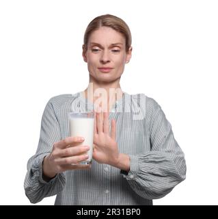 Donna con un bicchiere di latte che soffre di intolleranza al lattosio su sfondo bianco Foto Stock