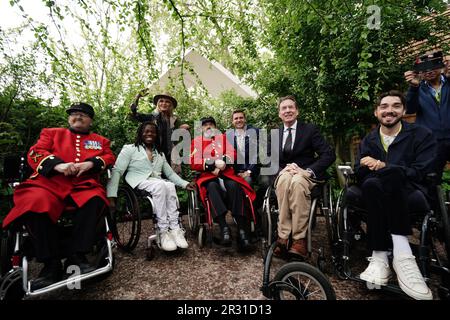 (Da sinistra a destra) Ade Adepitan, Dame Joanna Lumley, Frank Gardner e George Robinson, posa con due pensionati Chelsea nel giardino di Horatio, durante il giorno di stampa del Chelsea Flower Show RHS, al Royal Hospital Chelsea, Londra. Data immagine: Lunedì 22 maggio 2023. Foto Stock