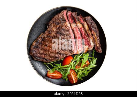 Barbecue grigliato e affettato Wagyu Rib Eye bistecca di carne di manzo su un piatto. Isolato su sfondo bianco. Foto Stock