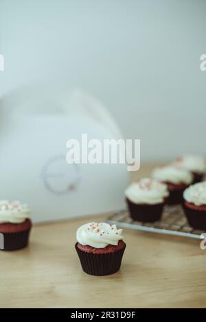 Primo piano di mini cupcake di velluto rosso su un tavolo Foto Stock