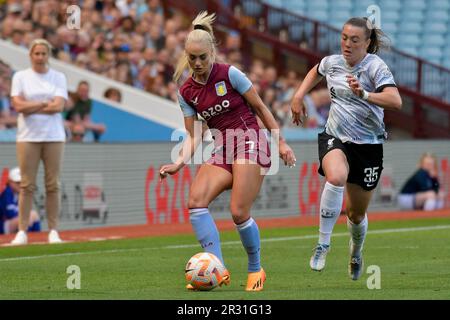 Birmingham, Inghilterra. 21 maggio 2023. Alisha Lehmann di Aston Villa sotto la pressione di Miri Taylor di Liverpool durante la partita della Barclays Women's Super League tra Aston Villa e Liverpool a Villa Park a Birmingham, Inghilterra, Regno Unito il 21 maggio 2023. Credit: Duncan Thomas/Majestic Media/Alamy Live News. Foto Stock