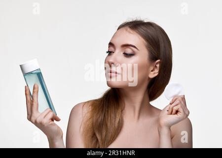 bella giovane donna che tiene la bottiglia con tonico Foto Stock