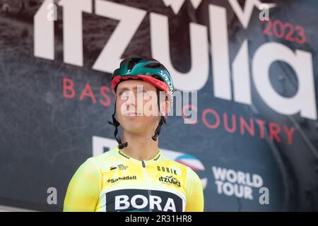 IDE Schelling pilota olandese in gara leader maglia Itzulia Basque tour 2023 per il team Bora Hansgrhe Foto Stock