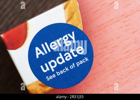 Etichetta di aggiornamento allergia sul pacchetto di crostate in ciliegio del marchio Tesco, Inghilterra. Concetto: Allergie alimentari, allergia che causa gli alimenti, reazione allergica Foto Stock