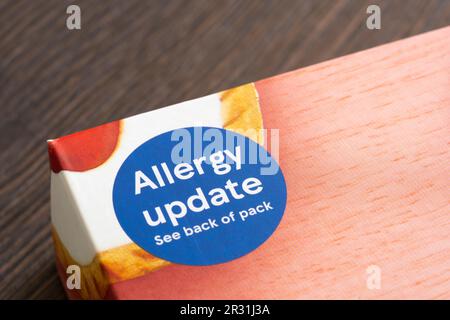 Etichetta di aggiornamento allergia sul pacchetto di crostate in ciliegio del marchio Tesco, Inghilterra. Concetto: Allergie alimentari, allergia che causa gli alimenti, reazione allergica Foto Stock