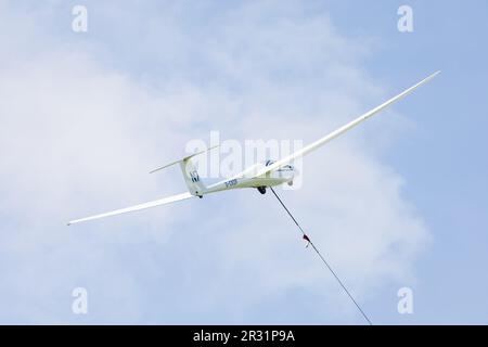 Alexander Schleicher ASK21 aliante trainer a due posti della Royal Navy Gliding e verricello Soaring Association che lancia per guadagnare altezza. G-CKDF, concorrenza Foto Stock