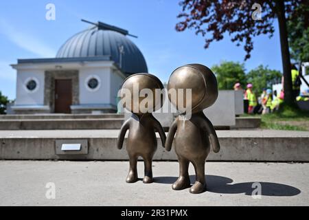 Brno, Repubblica Ceca. 22nd maggio, 2023. Statua di bronzo alieni di fronte al planetario su Kravi Hora a Brno, Repubblica Ceca, 22 maggio 2023. L'autore delle nuove sculture è l'artista Vaclav Sigurson Kostohry, che le ha denominate Fegurdi. Credit: Vaclav Salek/CTK Photo/Alamy Live News Foto Stock