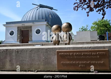 Brno, Repubblica Ceca. 22nd maggio, 2023. Statua di bronzo alieni di fronte al planetario su Kravi Hora a Brno, Repubblica Ceca, 22 maggio 2023. L'autore delle nuove sculture è l'artista Vaclav Sigurson Kostohry, che le ha denominate Fegurdi. Credit: Vaclav Salek/CTK Photo/Alamy Live News Foto Stock