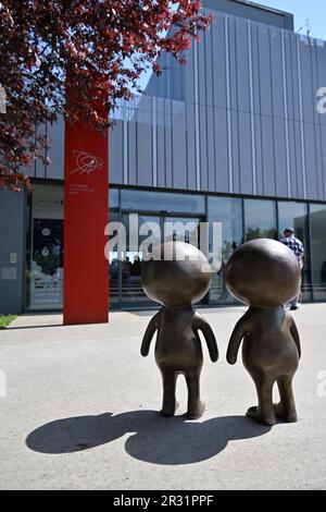 Brno, Repubblica Ceca. 22nd maggio, 2023. Statua di bronzo alieni di fronte al planetario su Kravi Hora a Brno, Repubblica Ceca, 22 maggio 2023. L'autore delle nuove sculture è l'artista Vaclav Sigurson Kostohry, che le ha denominate Fegurdi. Credit: Vaclav Salek/CTK Photo/Alamy Live News Foto Stock