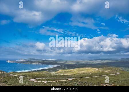 Vista panoramica della costa del Parco Nazionale del Fiume Fitzgerald, nell'Australia Occidentale, dal Monte Barren. Belle nuvole, baia ampia e una lunga strada Foto Stock