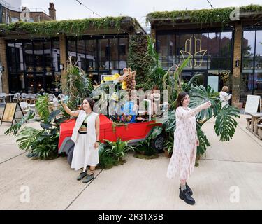 USO EDITORIALE SOLO le persone prendono selfie di fronte a un'installazione floreale, 'Eccleston Explorers', a Eccleston Yards a Londra, che è stato progettato per il Belgravia in Bloom festival, che si svolge dal 22 al 29 maggio, Londra. Data immagine: Lunedì 22 maggio 2023. Foto Stock