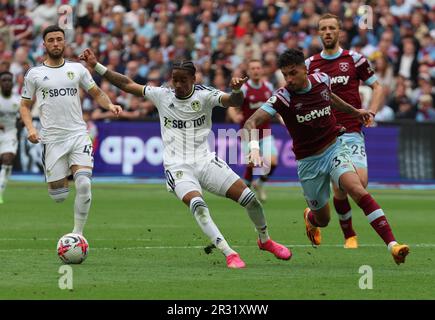 L-R Sam Greenwood di Leeds United Crysencio Summerville di Leeds United e Emerson Palmieri di West Ham United durante il calcio della Premier League inglese ma Foto Stock