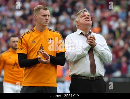 L-R Illan Meslier di Leeds United e Sam Allardyce Head Coach di Leeds United pregano dopo la partita di calcio della Premier League inglese tra West Ham un Foto Stock