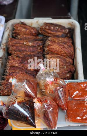 Spezie in vendita presso il mercato ferroviario di Mae Klong (Talad Rom Hub), Bangkok, Thailandia Foto Stock