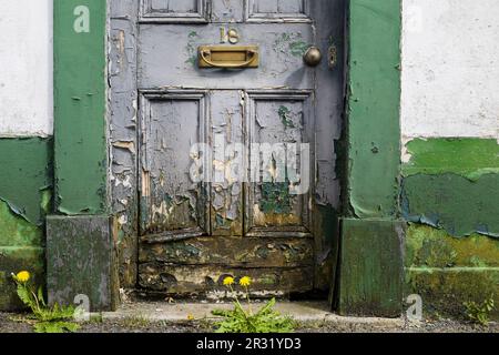 Porta anteriore e telaio della porta marciante di una casa vittoriana a Salisbury, Regno Unito. Foto Stock