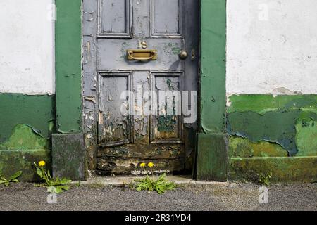 Porta anteriore e telaio della porta marciante di una casa vittoriana a Salisbury, Regno Unito. Foto Stock