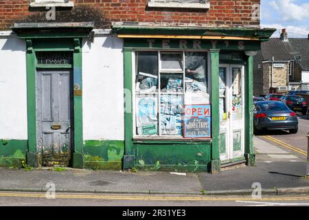 Un negozio d'angolo a Salisbury che in passato vendette bric a brac e curios. Foto Stock