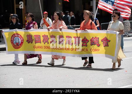 21 maggio 2023, %G: (NUOVO) Guan dong Association of America alla seconda parata annuale AAPI sulla Sesta Avenue (Avenue of the Americas). 21 maggio 2023. New York, USA la Parata culturale e del patrimonio delle isole dell'Asia americana e del Pacifico (AAPI) arriva a maggio mentre i newyorkesi celebrano il mese del patrimonio delle isole dell'Asia americana e del Pacifico, così come la seconda CityÃ¢â‚¬â„¢popolazione delle isole dell'Asia americana e del Pacifico degli Stati Uniti. Il mese dell'AAPI Heritage rende omaggio alle generazioni di isolani dell'America Asiatica e del Pacifico che hanno arricchito la storia di New YorkÃ¢â‚¬â„¢per ge Foto Stock