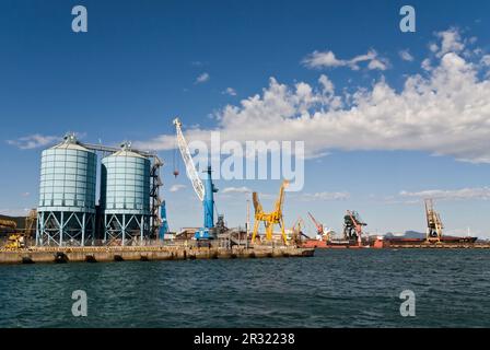 Industria e porto dei traghetti Piombino Foto Stock