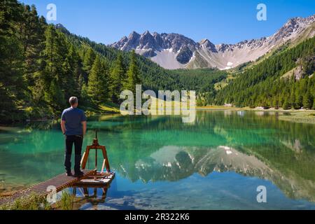 Uomo sul lago di Orceyrette in estate nella regione di Briancon. Hautes-Alpes (05), Alpi francesi, Francia Foto Stock