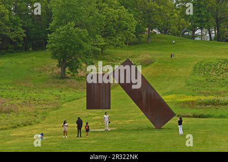 New York, Stati Uniti. 21st maggio, 2023. I visitatori si riuniscono intorno all'opera d'arte di Menashe Kadischman 'sospesa' al Storm King Art Center di New York, negli Stati Uniti, il 21 maggio 2023. Il Storm King Art Center è un museo all'aperto di 500 ettari situato nella Hudson Valley di New York, dove i visitatori possono ammirare sculture su larga scala e commissioni specifiche per il sito a cielo aperto. Credit: Li Rui/Xinhua/Alamy Live News Foto Stock