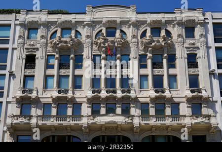 Architettura Liberty Italiana a Milano, ex Hotel Trianon, Piazzetta Liberty, Arco. Angelo Cattaneo e Goacomo Santamaria, Lombardia, Italia, Euro Foto Stock