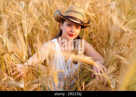 Ragazza nel campo di grano Foto Stock