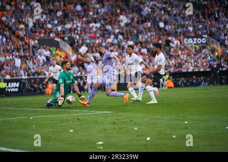 Giorgi Mamardashvili di Valencia CF (L) e Karim Benzema del Real Madrid CF (R) in azione durante il titolo: La Liga Santander Regular Season Round Foto Stock