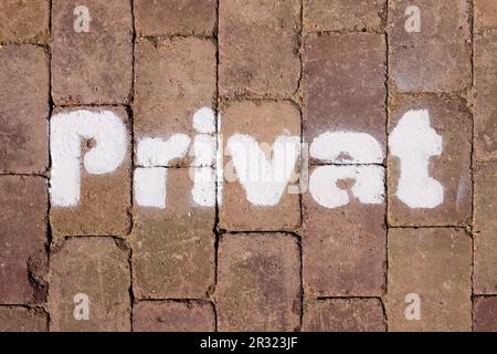 Parcheggio privato in lingua italiana, blu e bianco, appeso su un muro di  pietra. Liguria, Italia, Europa Foto stock - Alamy