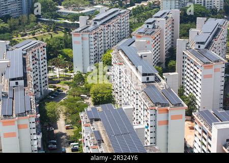 I pannelli solari sono installati sulla parte superiore del tetto in HDB per convertire la luce solare in elettricità per la famiglia che vive nell'edificio. Singapore Foto Stock