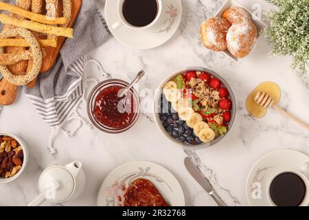 Colazione sana su sfondo bianco. Il concetto di cibo delizioso e sano. Vista dall'alto, spazio di copia. Foto Stock