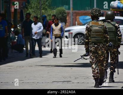 I soldati paramilitari indiani stanno guardia nel centro della città prima del vertice del G20 il 21 maggio 2023 a Srinagar, indiano amministrato Kashmir, India. Il Gruppo dei venti (G20) è il primo forum per la cooperazione economica mondiale. Tutte le principali questioni economiche internazionali ne sono influenzate e rafforzate. Il 22-24 maggio, la Valle del Kashmir ospiterà la terza riunione del gruppo di lavoro G20 sul turismo sotto la presidenza indiana. Dopo che l'India ha revocato lo statuto speciale di autonomia del Kashmir, amministrato dall'India, nell'agosto del 2019, l'incontro sarà il primo grande evento internazionale nella regione contesa Foto Stock